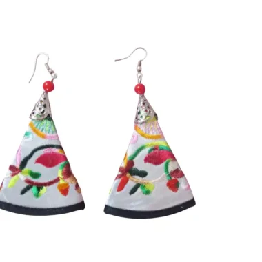 YI Embroidery Eearring (White)